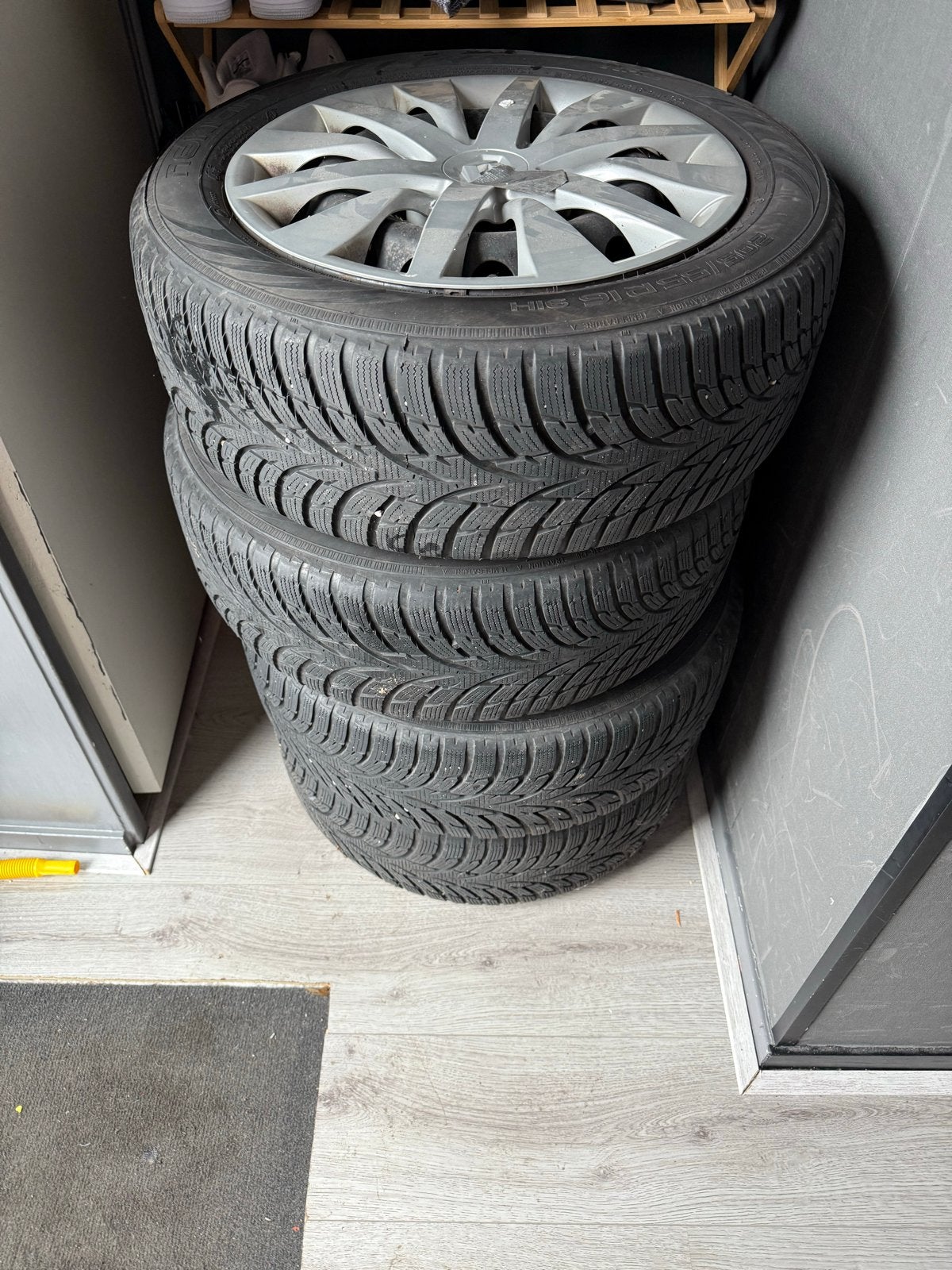 Winterbanden Laguna 205/55 R16 met wieldoppen, Ophalen, Gebruikt