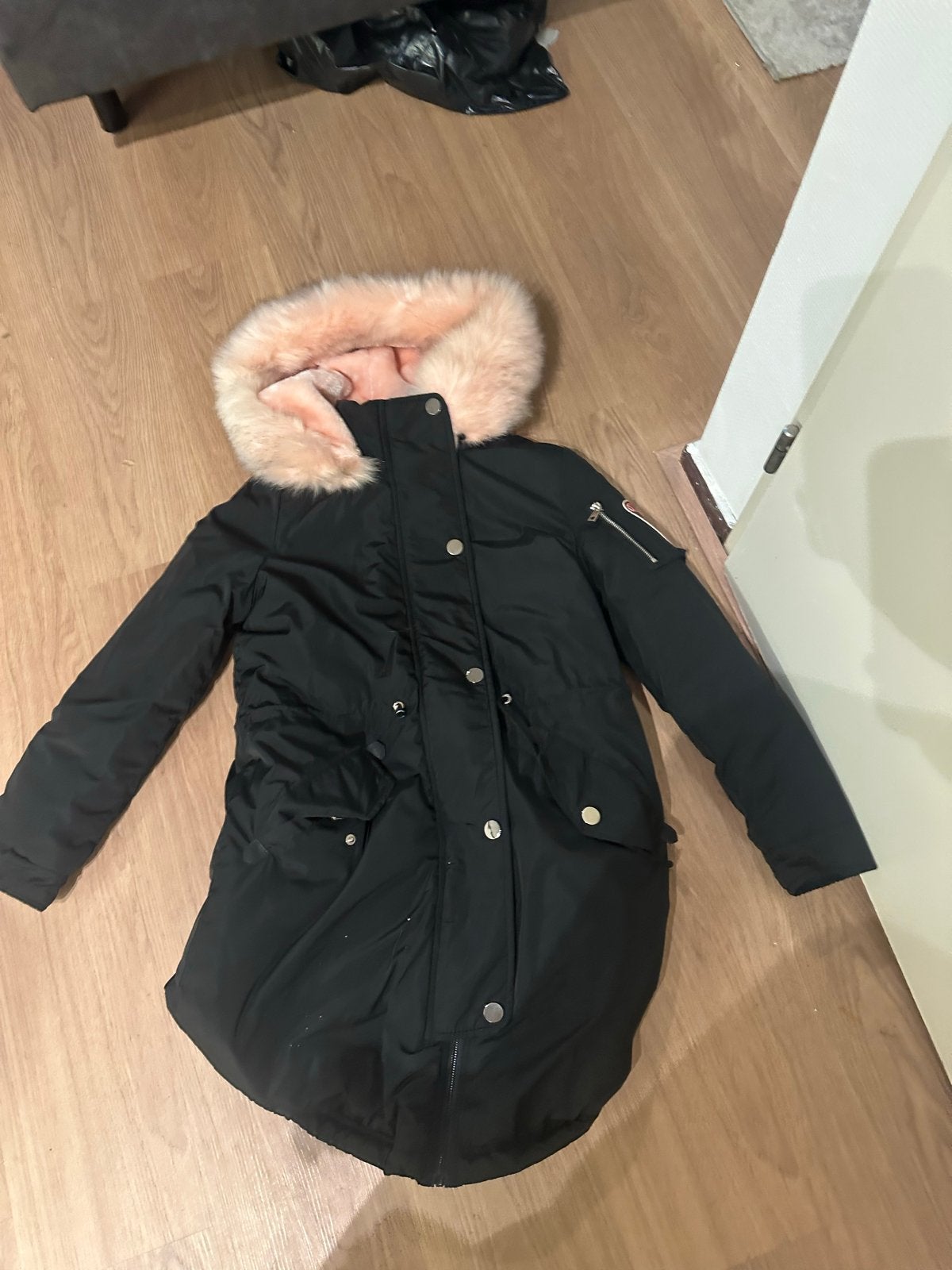 Zwarte winterjas met roze bontkraag - Hello Kiss!, Ophalen, Nieuw, Maat 36 (S), Zwart
