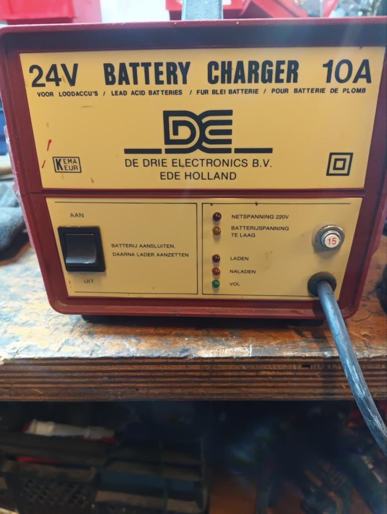 De Drie Electronics 24V 10A Acculader voor Loodaccu's, Auto-onderdelen, Ophalen of Verzenden, Gebruikt