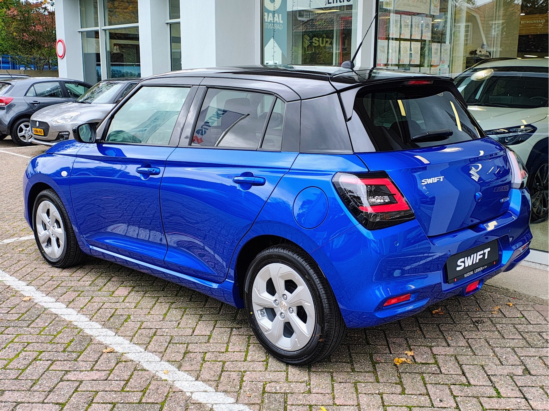 Suzuki Swift 1.2 STYLE SMART HYBRID AUTOMAAT Direct Leverbaa, Auto's, 12 maanden, Stof, Zwart, Swift