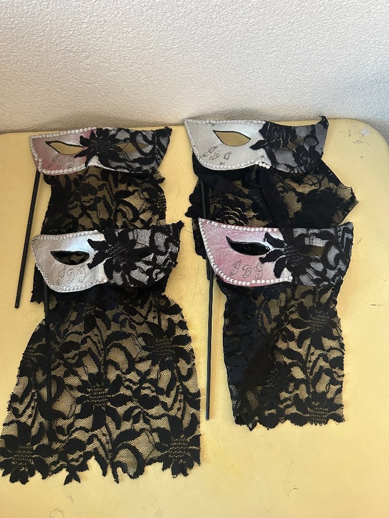 4 Venetiaanse maskers met kant - Gemaskerd bal set, Ophalen of Verzenden, Gebruikt, Versiering, Carnaval