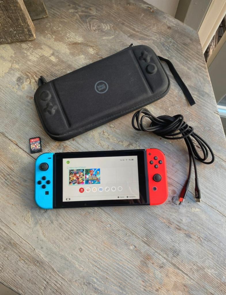 Nintnedo Switch 2022 Original - Baby Blue/Red, Spelcomputers en Games, Spelcomputers | Nintendo Switch, Zo goed als nieuw, Switch OLED