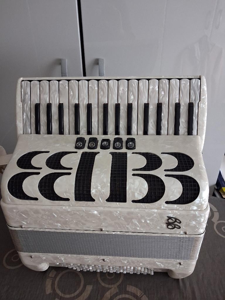 Ballone Burini 72 bas accordeon, Muziek en Instrumenten, Accordeons, 72-bas, Met koffer, Toetsaccordeon, Zo goed als nieuw
