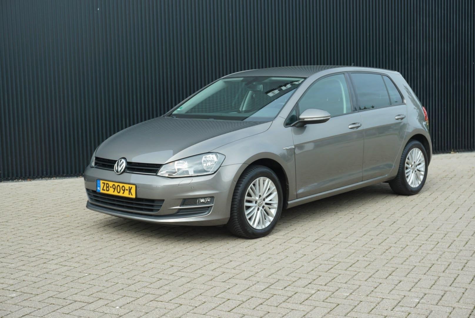 Volkswagen Golf 1.2 TSI Business Edition R Connected DSG| Cr, Dealer onderhouden, Gebruikt, 4 cilinders, Bedrijf