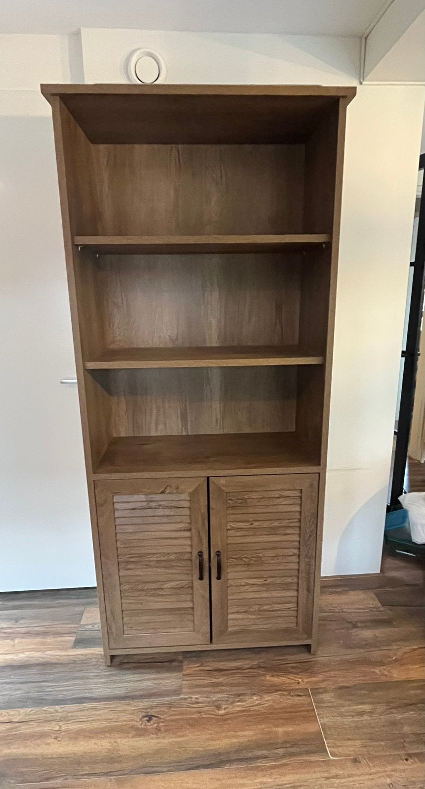 JYSK MANDERUP boekenkast donker eiken – 199 cm hoog, Huis en Inrichting, Kasten | Boekenkasten, Ophalen, 50 tot 100 cm, Zo goed als nieuw
