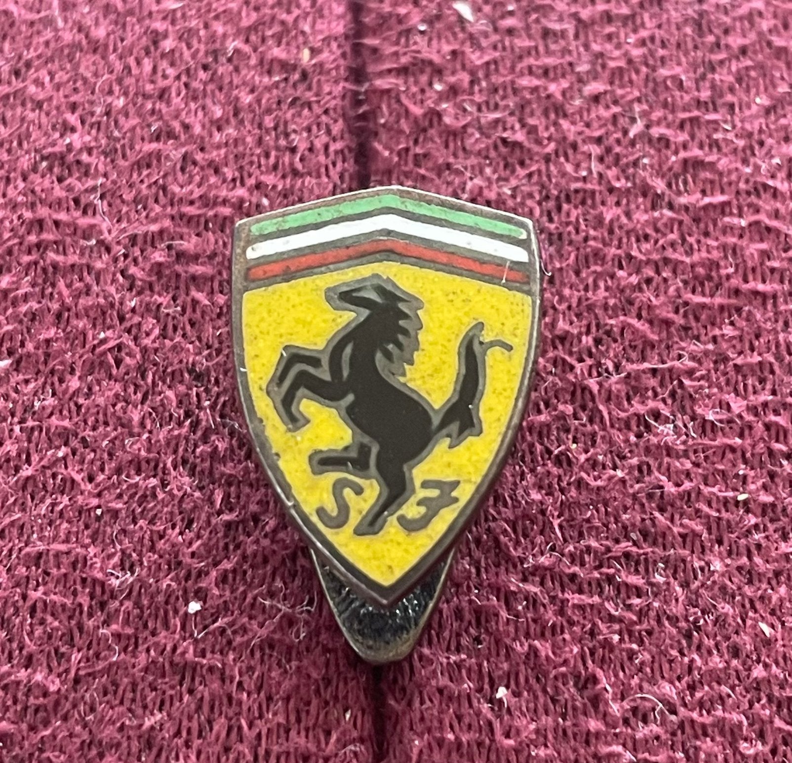 Vintage Scuderia Ferrari Speld  Zilver OMEA Milano 50’ 60’, Verzamelen, Speldjes, Pins en Buttons, Ophalen, Zo goed als nieuw