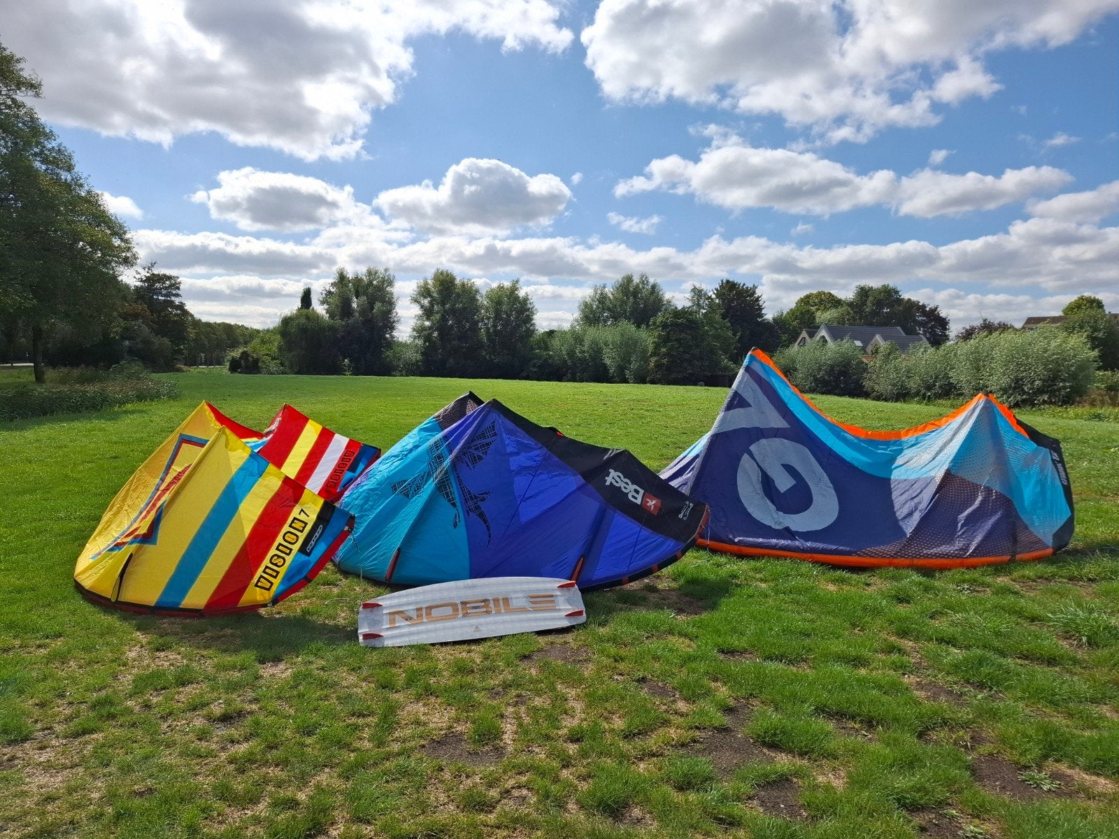 kitesurf set: 4 kites, 3 bars en kitesurfboard, Watersport en Boten, Kitesurfen, Twintip, Ophalen, Kitesurf-set