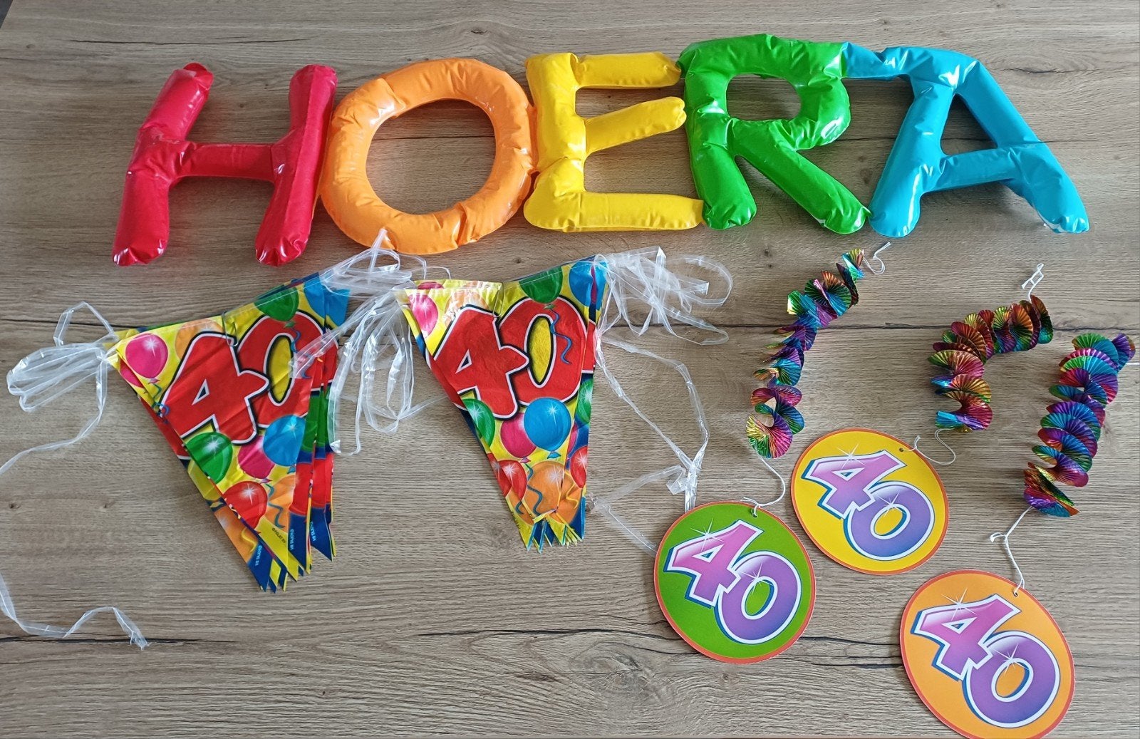 Leuke feestversiering 40 jaar: slingers, spiralen en Hoera!, Ophalen, Gebruikt, Versiering, Verjaardag