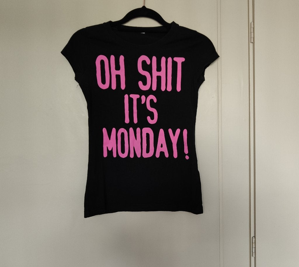 t-shirt oh shit it's monday Tilburg kermis roze zaterdag, Ophalen of Verzenden, Zo goed als nieuw, Korte mouw, Roze