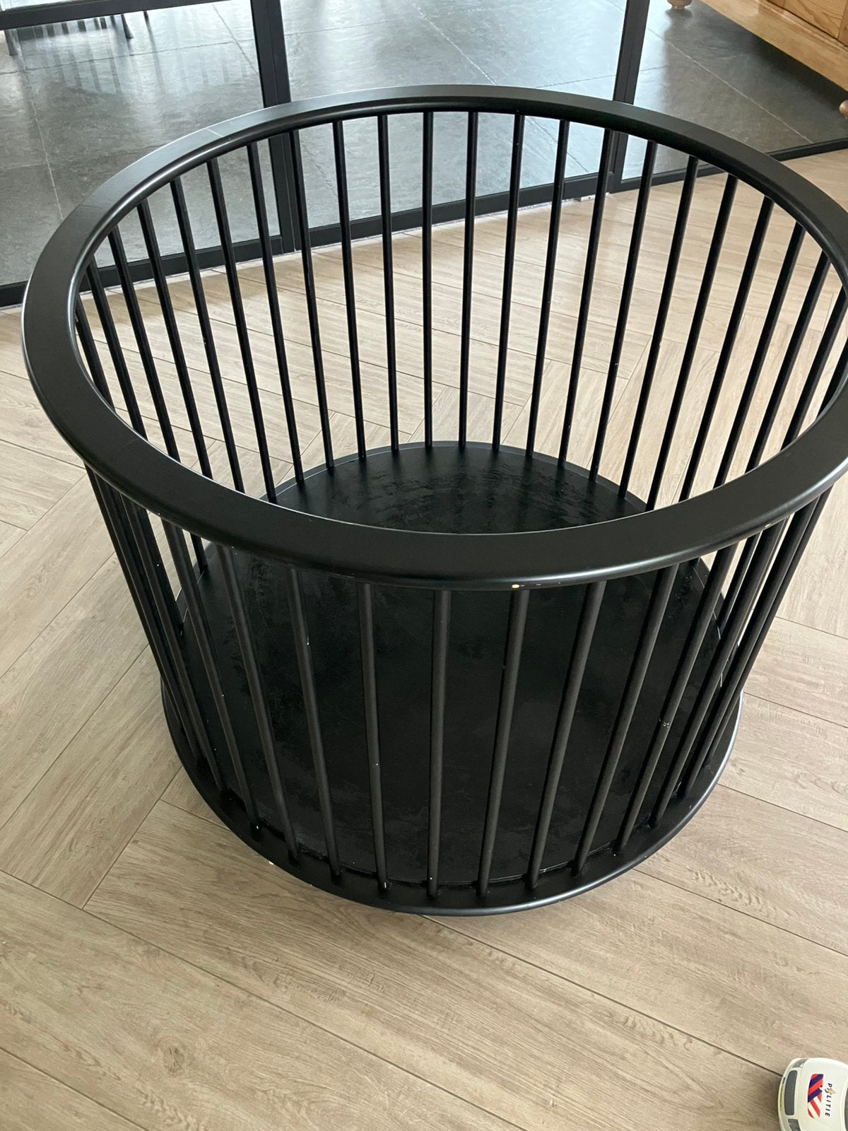 Zwarte box op wieltjes, Kinderen en Baby's, Boxen, Ophalen of Verzenden, Gebruikt, Wieltjes