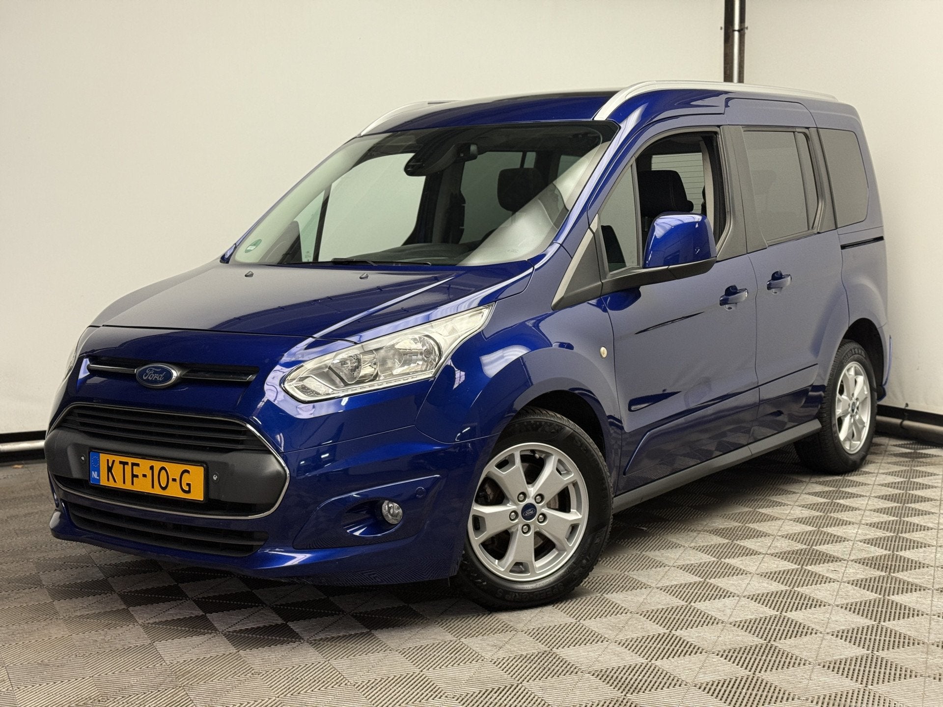Ford Tourneo Connect Compact 1.0 Titanium Navi Camera Pano, Auto's, Voorwielaandrijving, Gebruikt, Met garantie (alle), 1434 kg