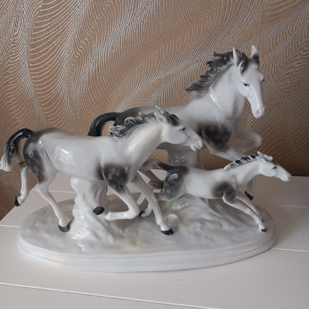 Porseleinen paarden in galop, Ophalen