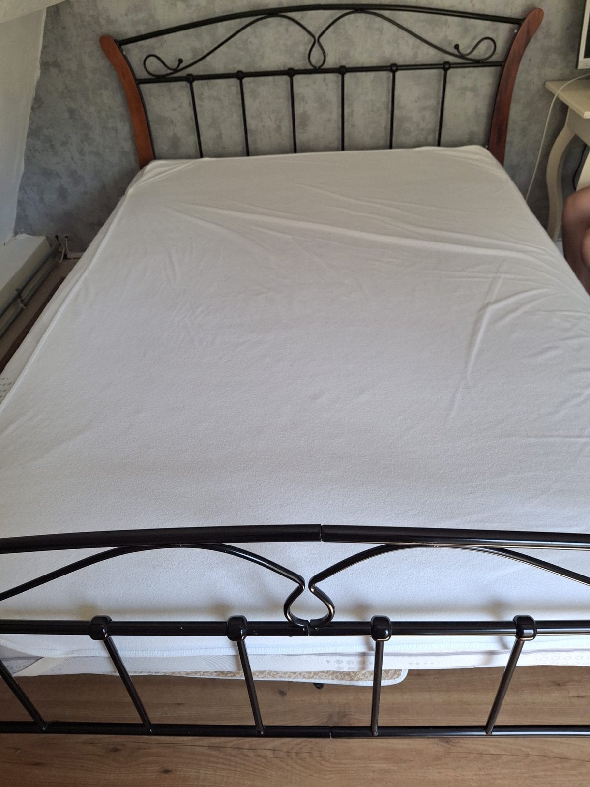 Tweepersoonsbed met metalen frame en houten accenten, Gebruikt, Zwart, Tweepersoons, 200 cm