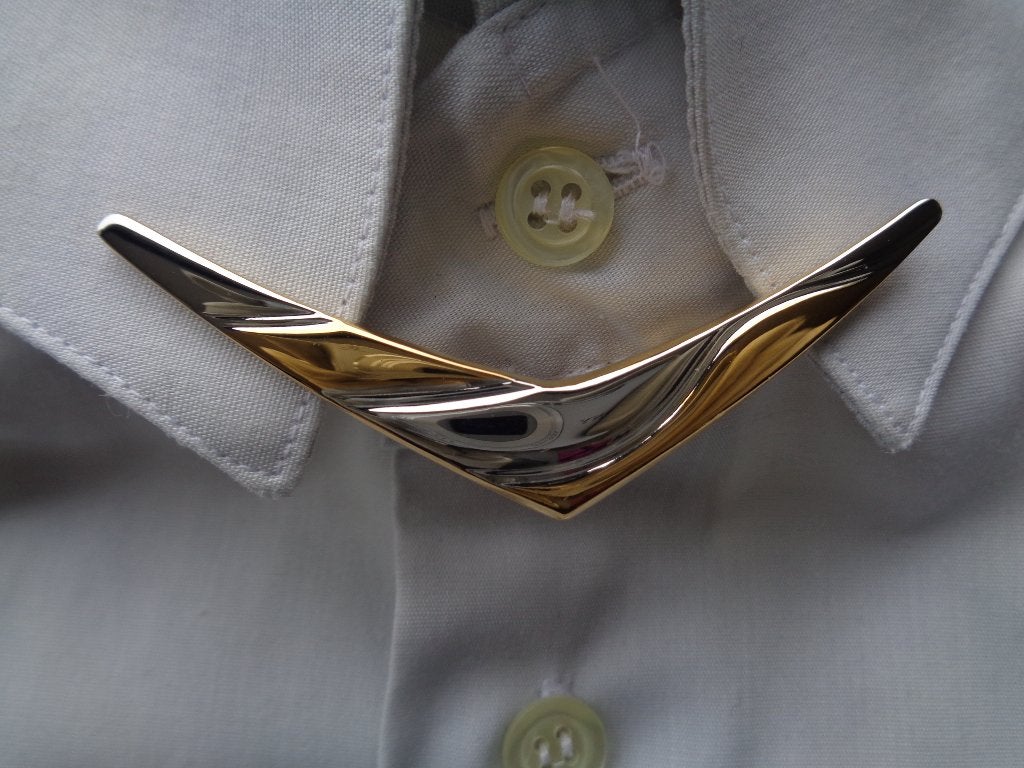 BOORDKLEM KRAAGKLEM GEBOGEN LIJNEN GOUD EN ZILVERKLEURIG, Ophalen, Nieuw