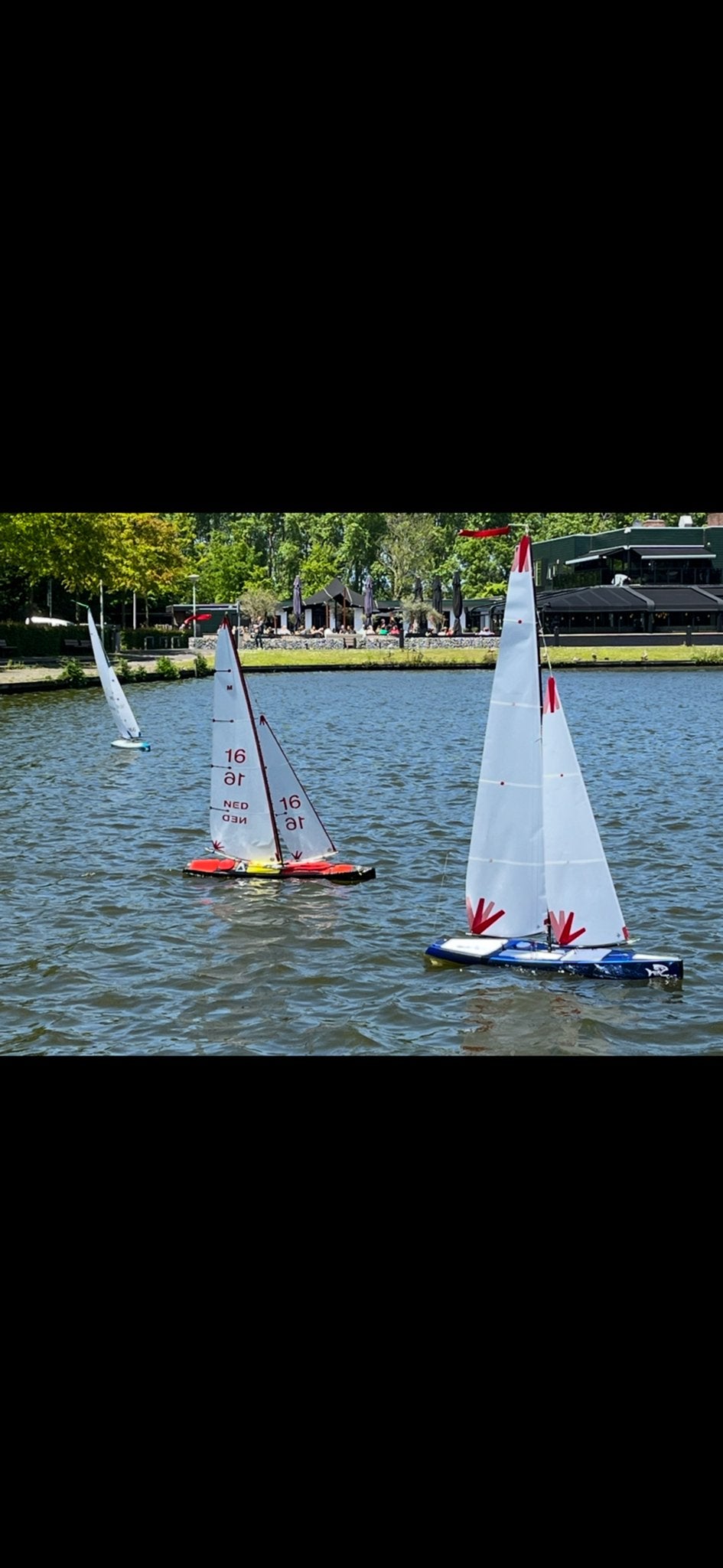 Classic Marblehead Zeilboot met 3 Zeilsets en Transportbox, Hobby en Vrije tijd, Modelbouw | Boten en Schepen, Ophalen of Verzenden