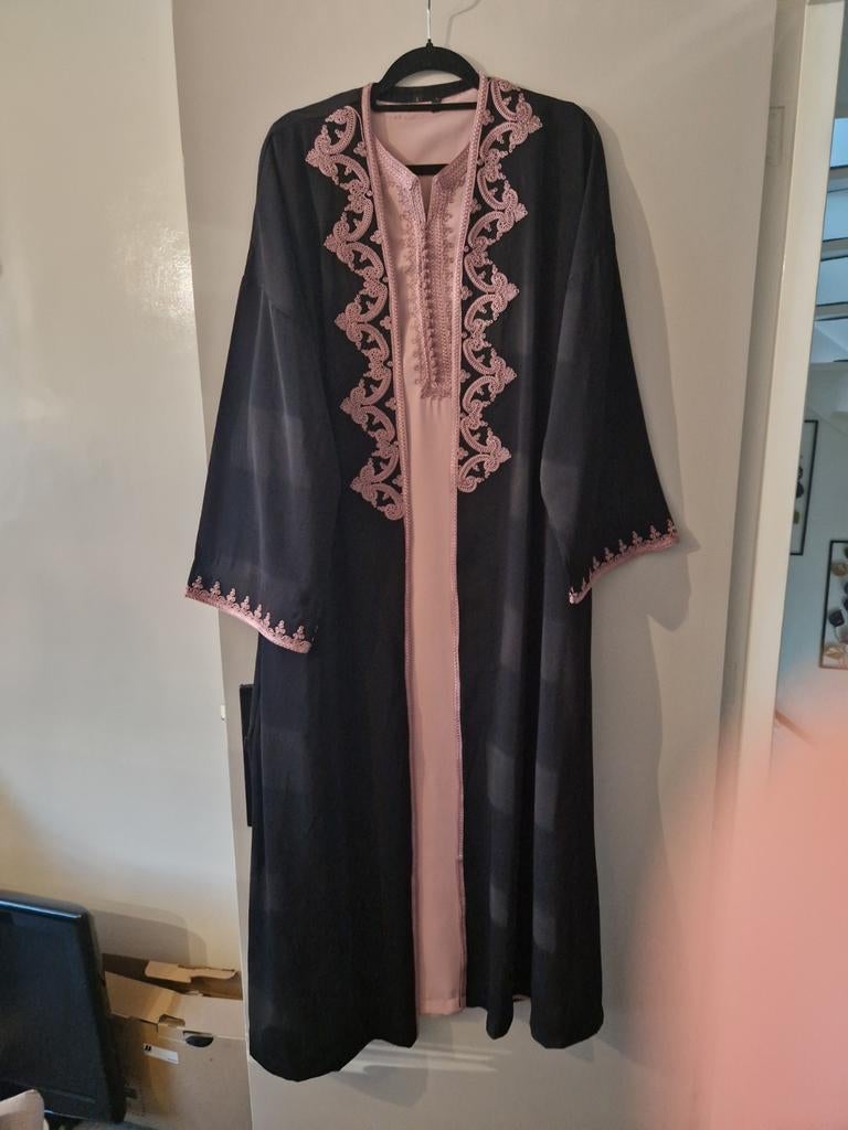 Zwarte abaya met roze borduursel en roze onderjurk, Ophalen of Verzenden