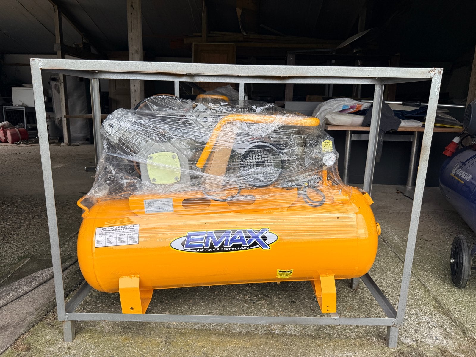Nieuwe Professionele Compressor EMAX TA-30100 - 100L - 8 Bar, Doe-het-zelf en Verbouw, Compressors, Ophalen, Nieuw, 200 tot 400 liter/min
