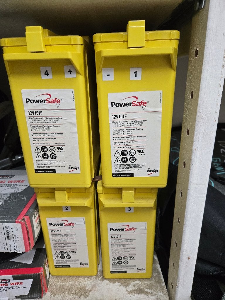 4 stuks 12 volt accus 100ah EnerSys powersafe 12v101f, Ophalen, Zo goed als nieuw