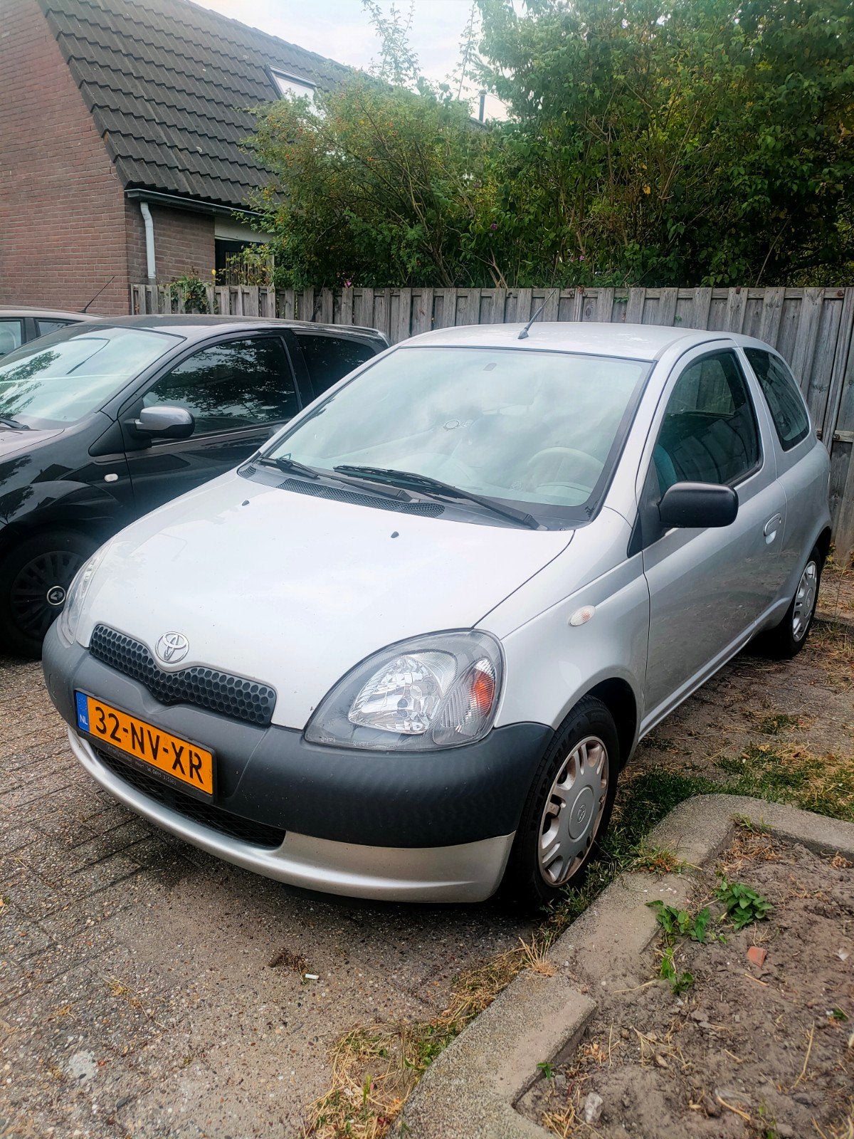 Toyota Yaris 1.0 16V Vvti 3DR 2000 Grijs, Auto's, Voorwielaandrijving, 4 cilinders, 400 kg, 68 pk