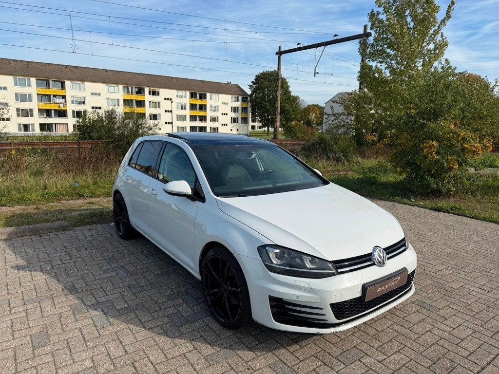 Volkswagen Golf 2.0 TDI Connected Series | DSG | Panorama |, Auto's, Voorwielaandrijving, Gebruikt, Euro 6, 4 cilinders