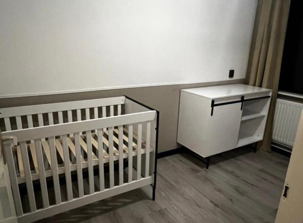 Driedelige cabino babykamer - wit - commode, kast, ledikant., Ophalen, Zo goed als nieuw, Jongetje of Meisje
