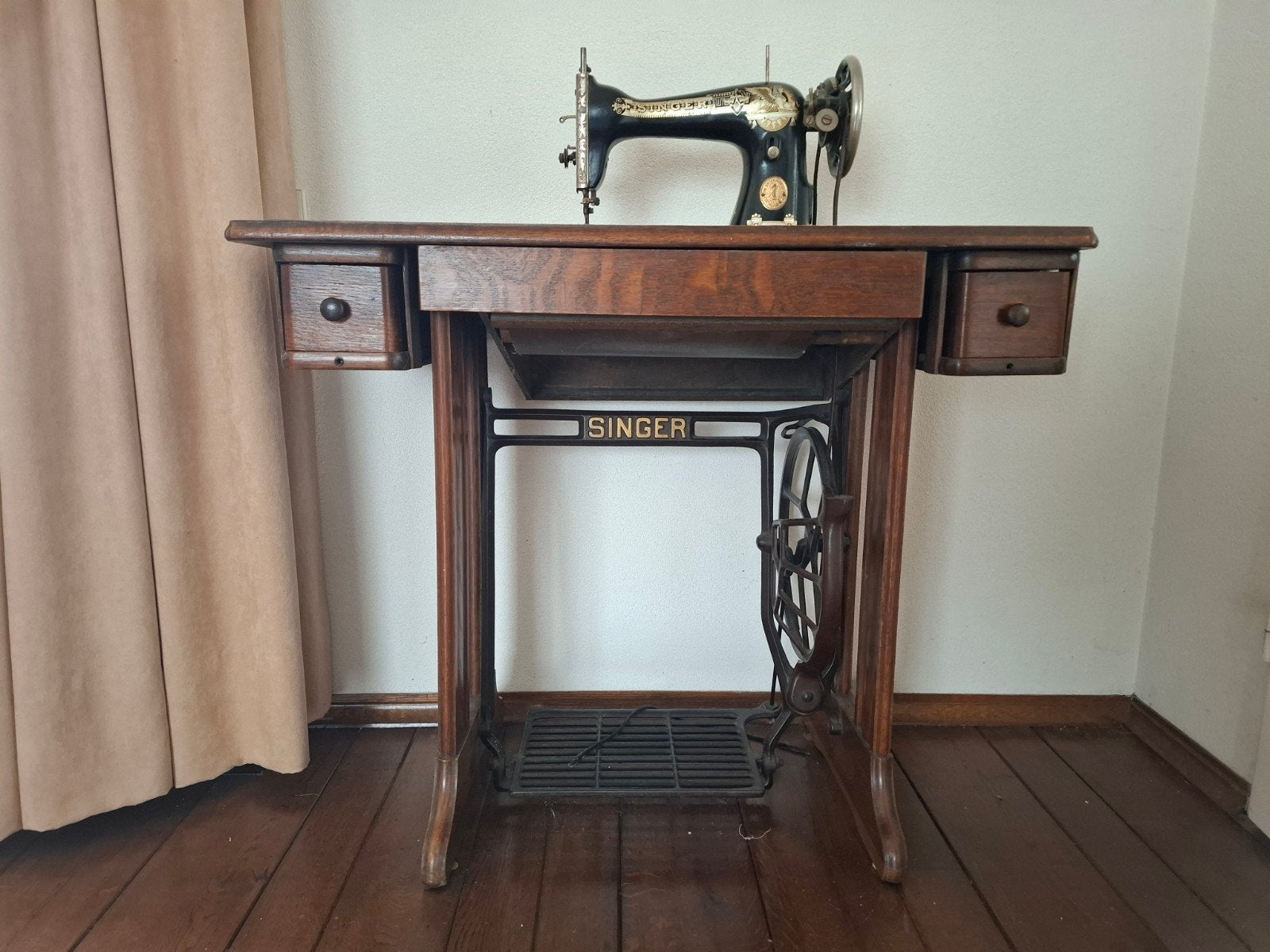 Antieke Singer Naaimachine met Houten Tafel en Accessoires, Ophalen