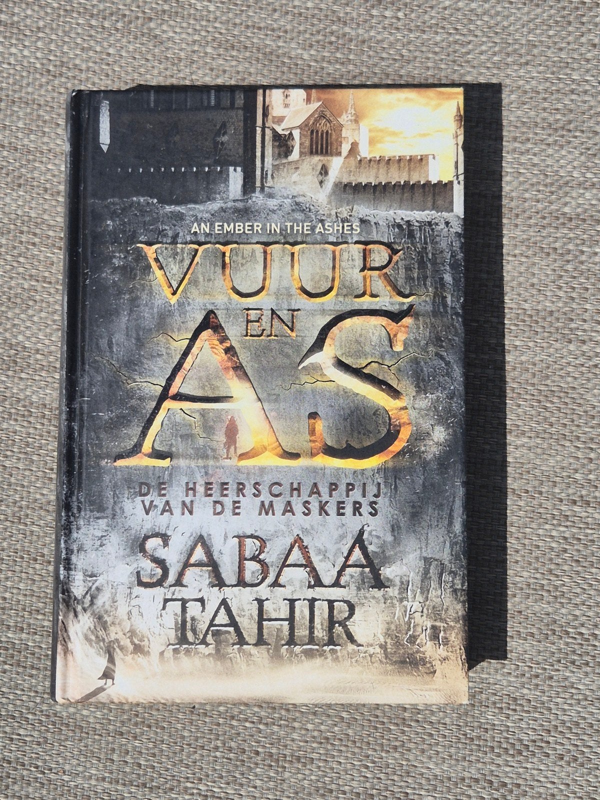 Vuur en As - Sabaa Tahir (De Heerschappij van de Maskers), Boeken, Ophalen of Verzenden, Zo goed als nieuw, Sabaa Tahir