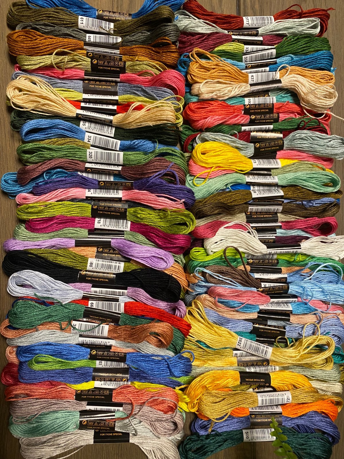 100 strengen borduurgaren, Ophalen of Verzenden, Nieuw, Borduurgaren of Zijde