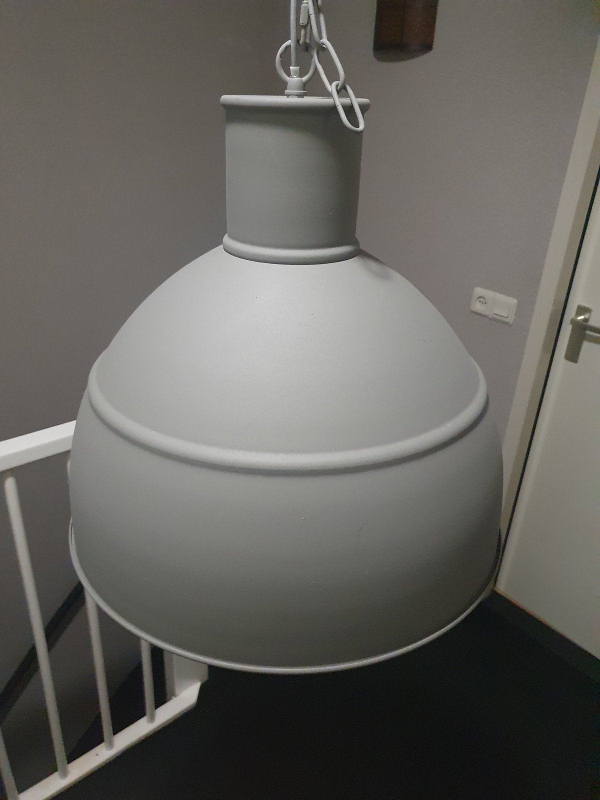 Grote grijze industriële hanglamp met ketting, Huis en Inrichting, Lampen | Hanglampen, Ophalen, Gebruikt, E27 (groot), Metaal