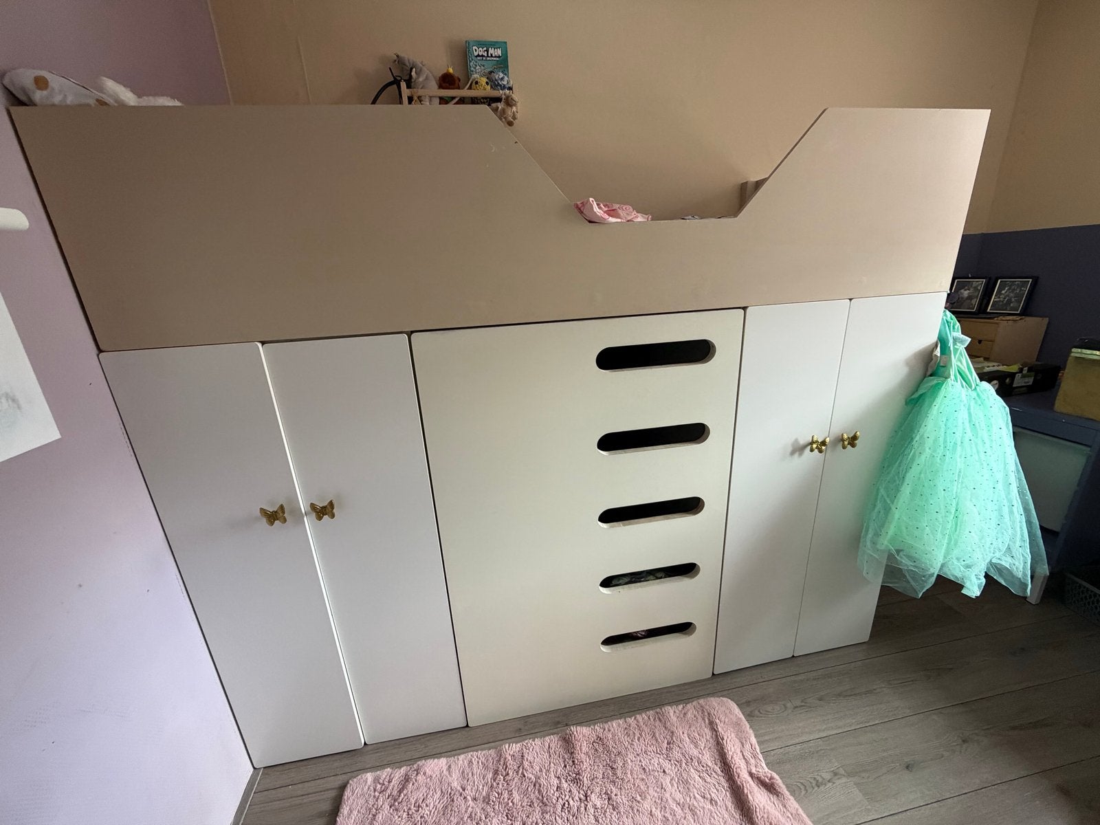 Bed met Småstad platsa kastjes en 'geheime hut', Huis en Inrichting, Ophalen, Gebruikt, Eenpersoons, Wit