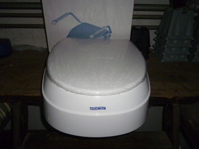 aquatec WC verhoger ( 10 cm)  met klep  nieuw, Diversen, Verpleegmiddelen, Ophalen of Verzenden, Zo goed als nieuw