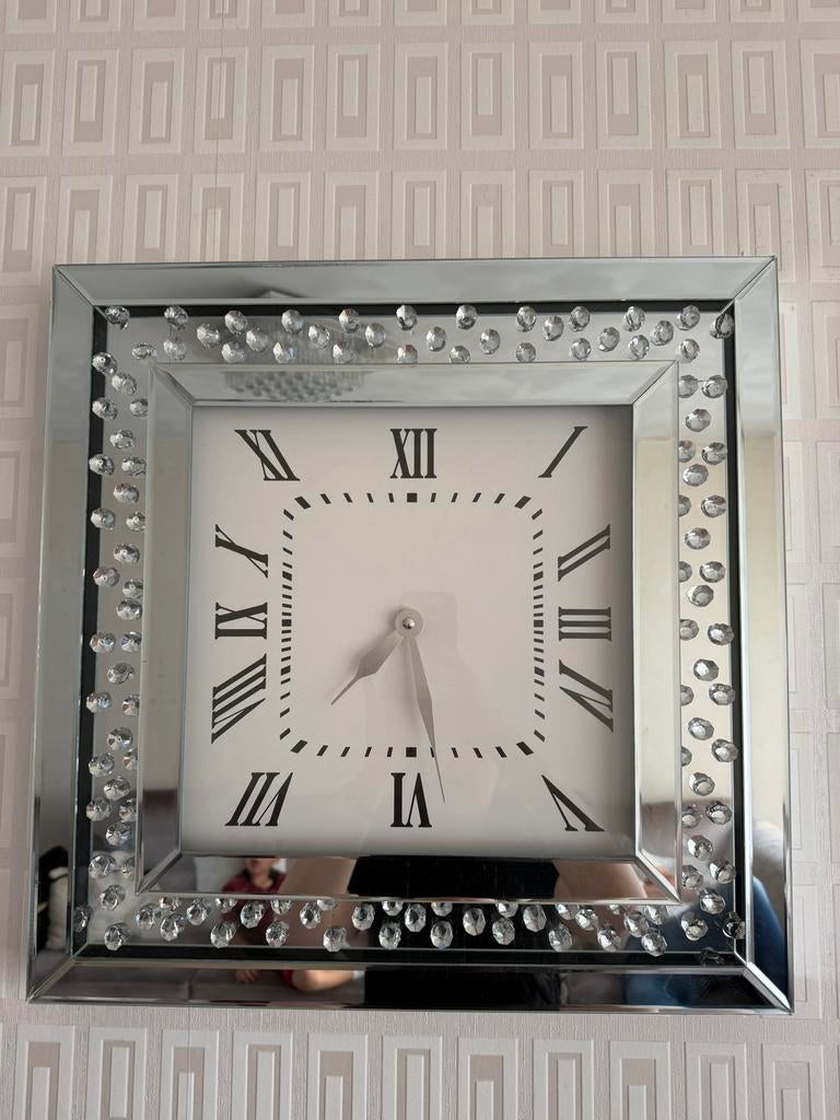 wandklok met spiegel en kristallen, Ophalen of Verzenden, Zo goed als nieuw, Analoog, Wandklok