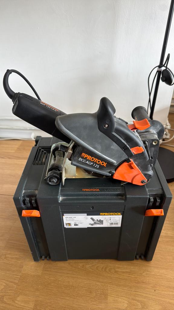 Protool slijptol met geleider opzetstuk, Ophalen, Zo goed als nieuw, 1000 watt of meer, Haakse handslijpmachine