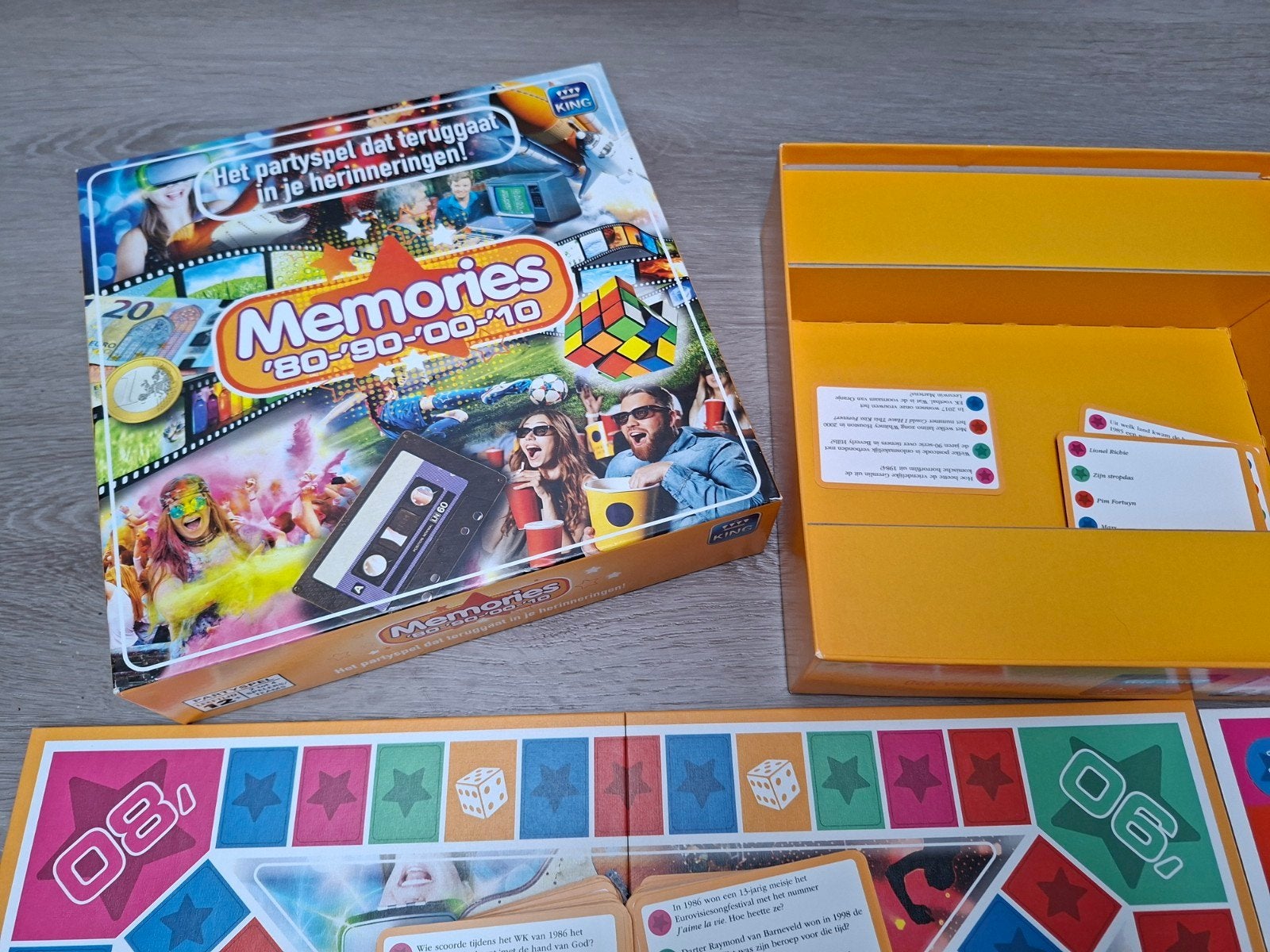 Memories Bordspel - Terug naar de 80's, 90's & 00's!, Hobby en Vrije tijd, Gezelschapsspellen | Bordspellen, Ophalen of Verzenden
