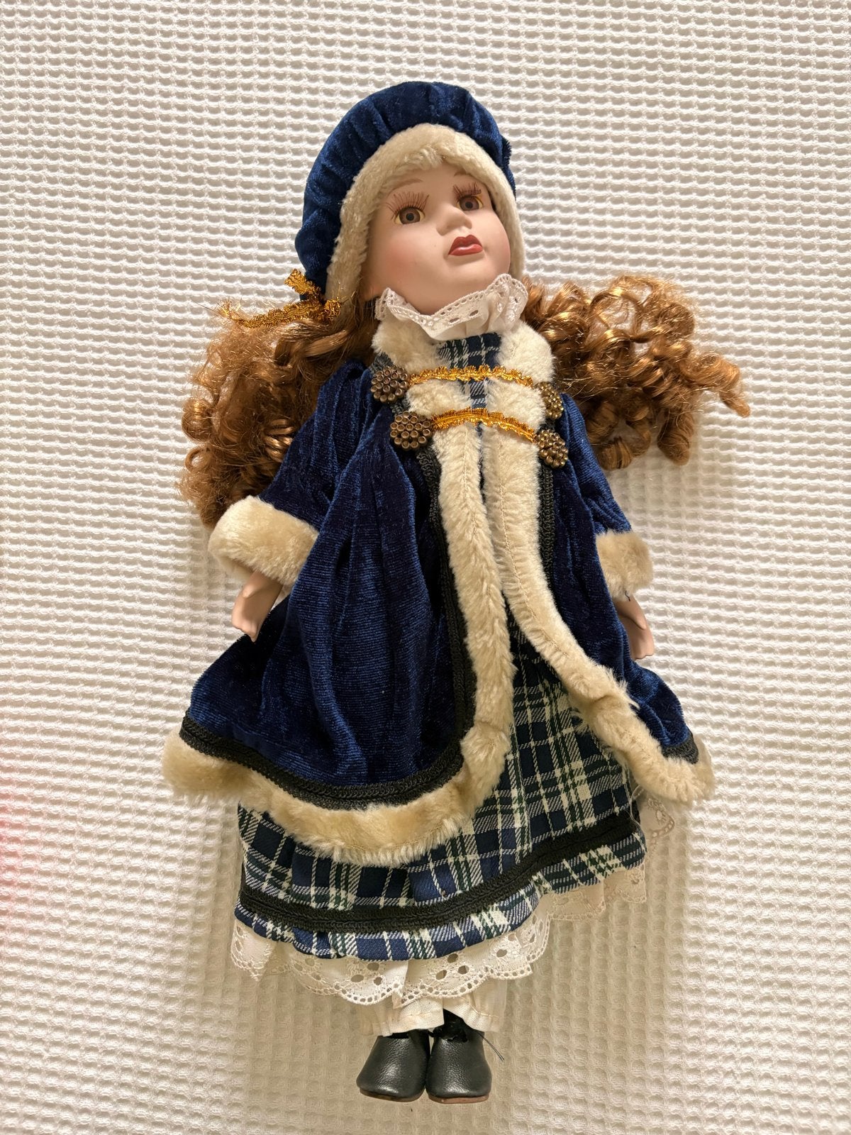Vintage porseleinen verzamelpop met blauwe outfit, Verzenden, Gebruikt, Pop