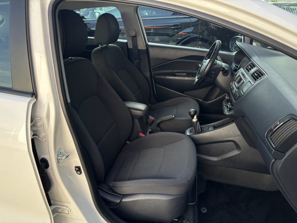 Kia Rio 1.2 CVVT Super Pack Cruise Climate Bluetooth Parkeer, Auto's, Kia, 21 km/l, Euro 5, 4 cilinders, Wit
