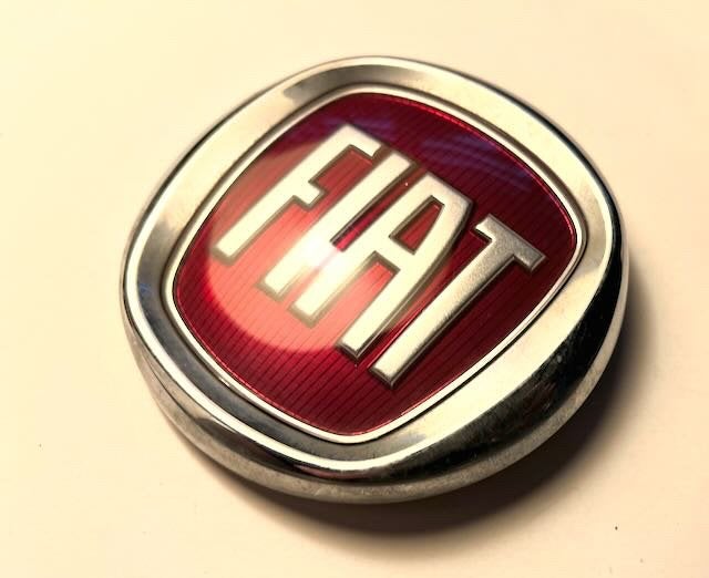 FIAT embleem rood 9,5 cm, Ophalen of Verzenden, Zo goed als nieuw, Auto's