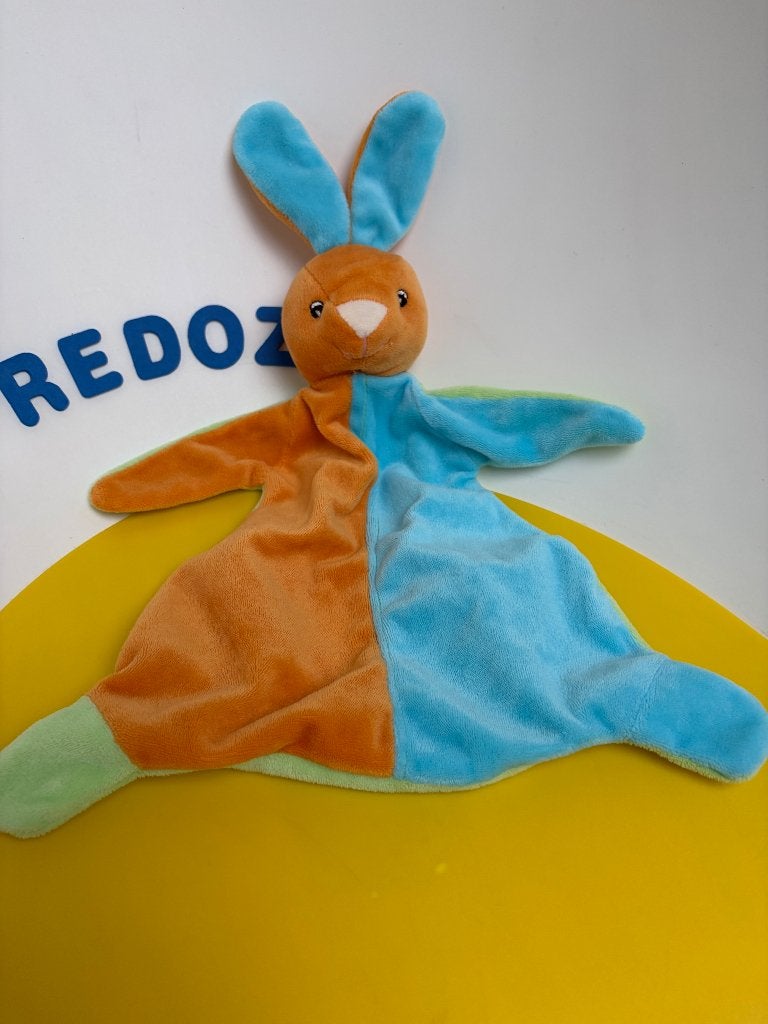 K1899 Toi-toys action doekje konijn korte armen, Kinderen en Baby's, Speelgoed | Knuffels en Pluche, Ophalen of Verzenden, Zo goed als nieuw