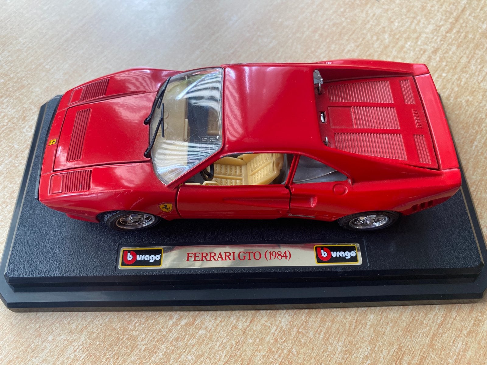 Burago Ferrari GTO 1984. Nieuwstaat., Hobby en Vrije tijd, Modelauto's | 1:24, Ophalen of Verzenden, Zo goed als nieuw