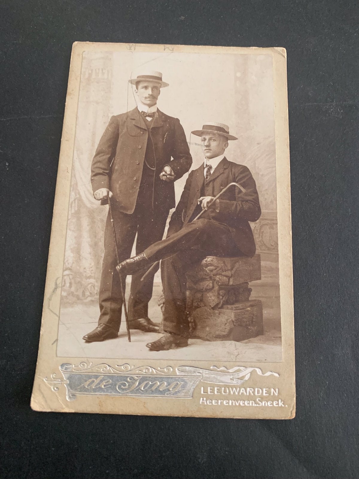 cdv carte de visite 2 heren hoed Leeuwarden de Jong, Verzamelen, Foto's en Prenten, Verzenden, Voor 1940, Zo goed als nieuw, Foto