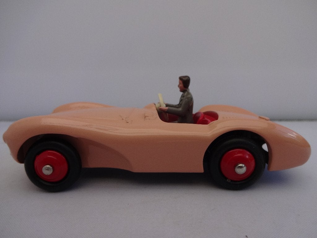 Aston Martin DB3 roze met chauffeur nr: 104 Dinky Toys 1:43, Ophalen of Verzenden, Nieuw, Auto, Dinky Toys