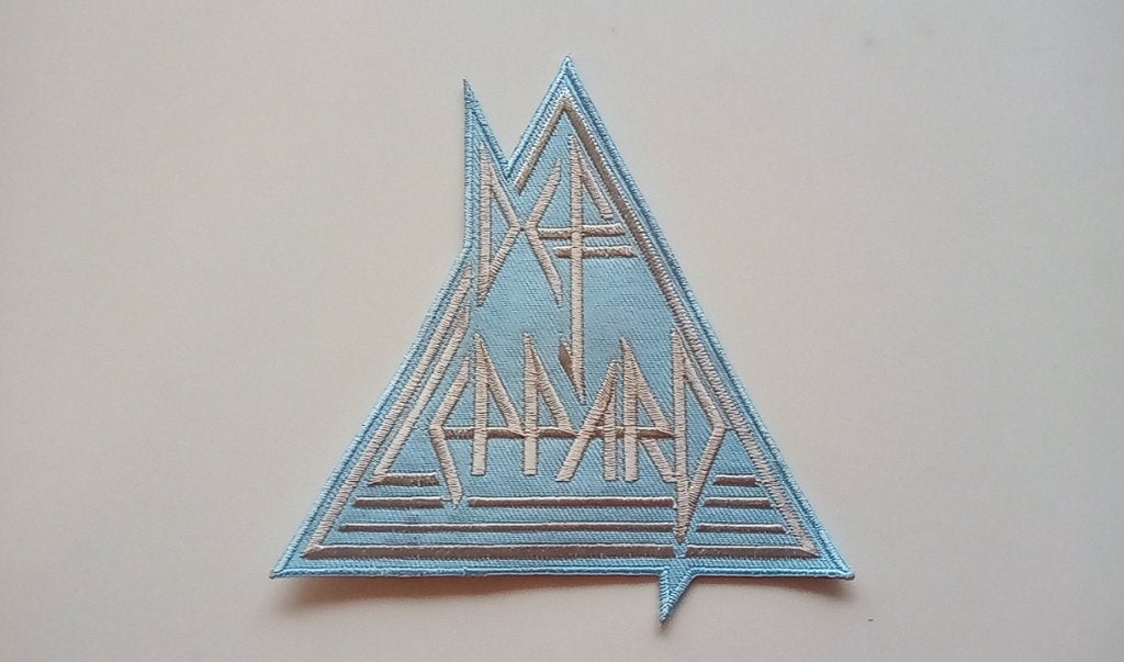 Def Leppard  vrij  mooie shaped logo patch d58, Verzamelen, Muziek, Artiesten en Beroemdheden, Nieuw, Kleding, Verzenden