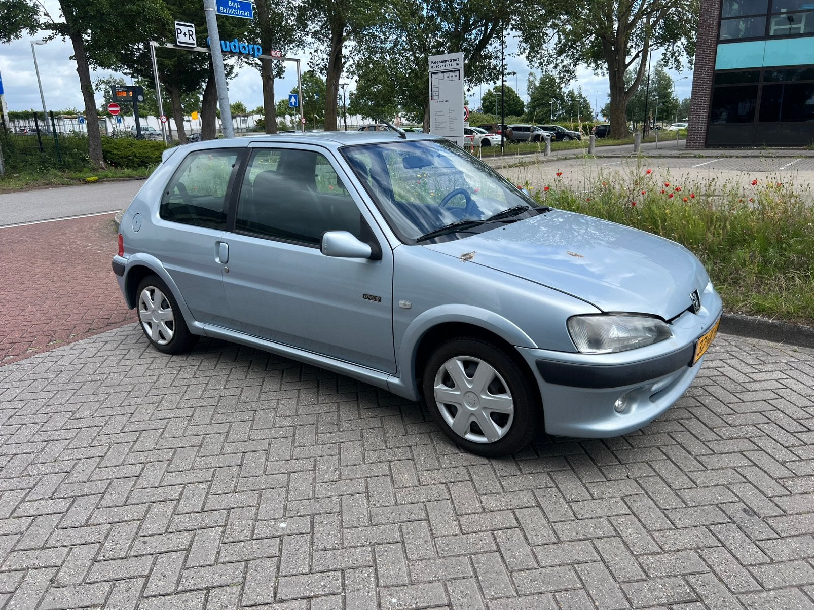Peugeot 106 1.1 Sport 2000 Grijs inruilkoopje opknapper, Auto's, Peugeot, Voorwielaandrijving, Stof, Zwart, 4 cilinders