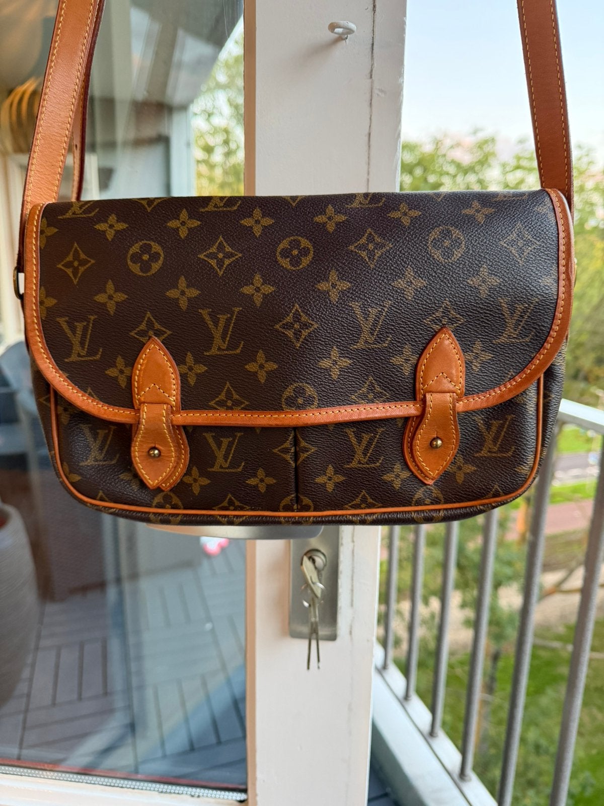 Louis Vuitton Gibecière schoudertas origineel, Ophalen of Verzenden, Zo goed als nieuw, Bruin, Schoudertasje