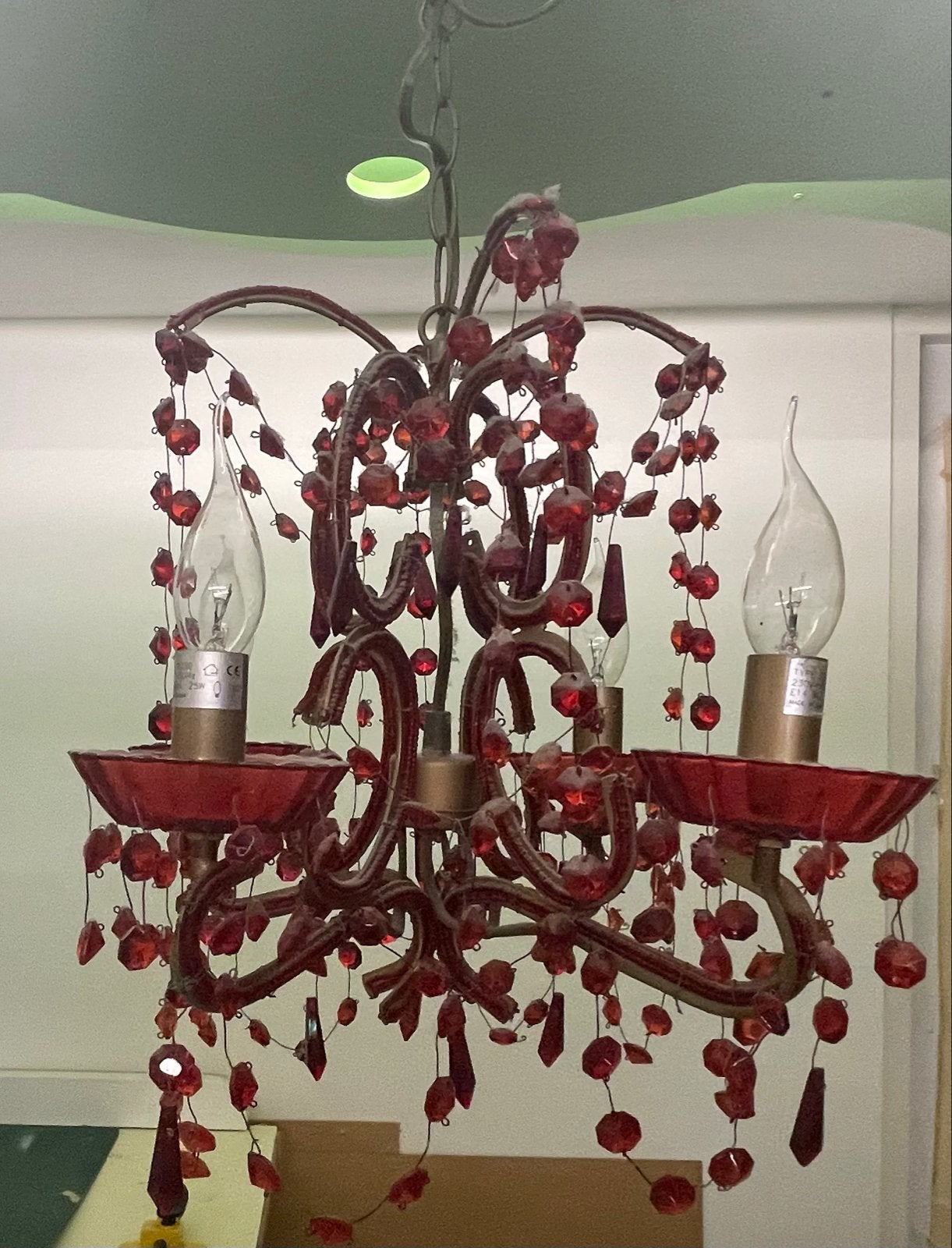 Rode kroonluchter met glazen ornamenten, 4 lampen, Antiek en Kunst, Ophalen