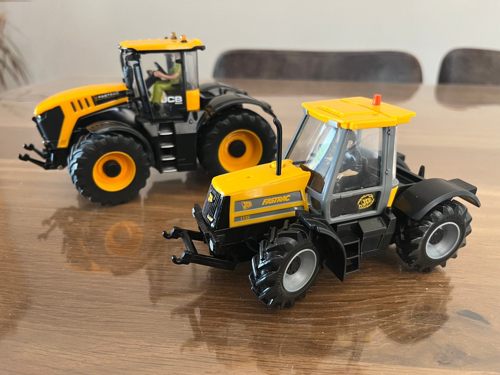 Twee JCB fastrac tractors 1135 en 8330 Britains, Ophalen of Verzenden, Zo goed als nieuw, Tractor of Landbouw, Britains