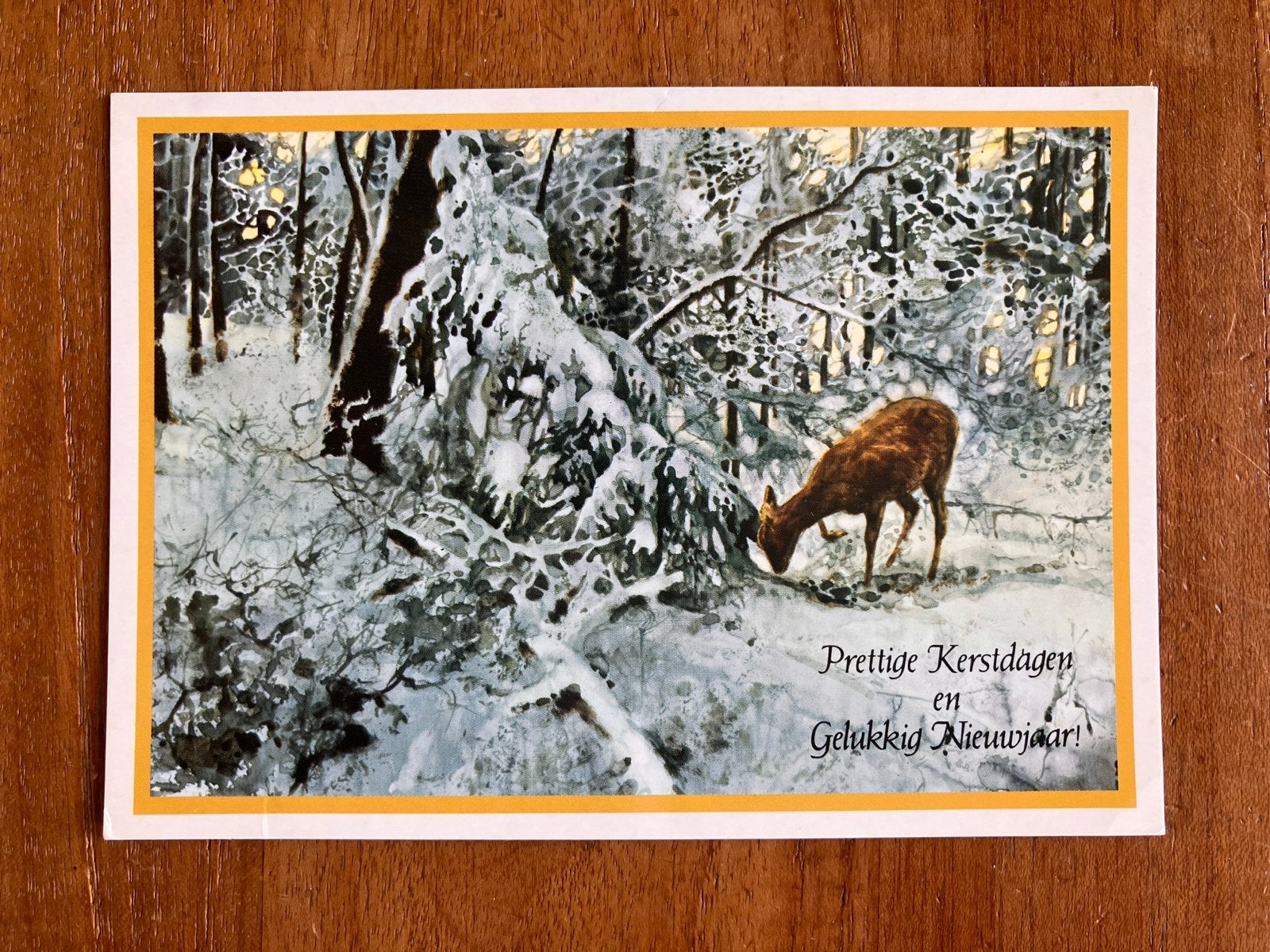 Kerstkaart met hert in besneeuwd bos - Rien Poortvliet, Verzamelen, Ophalen of Verzenden, 1980 tot heden, Gelopen, Natuur
