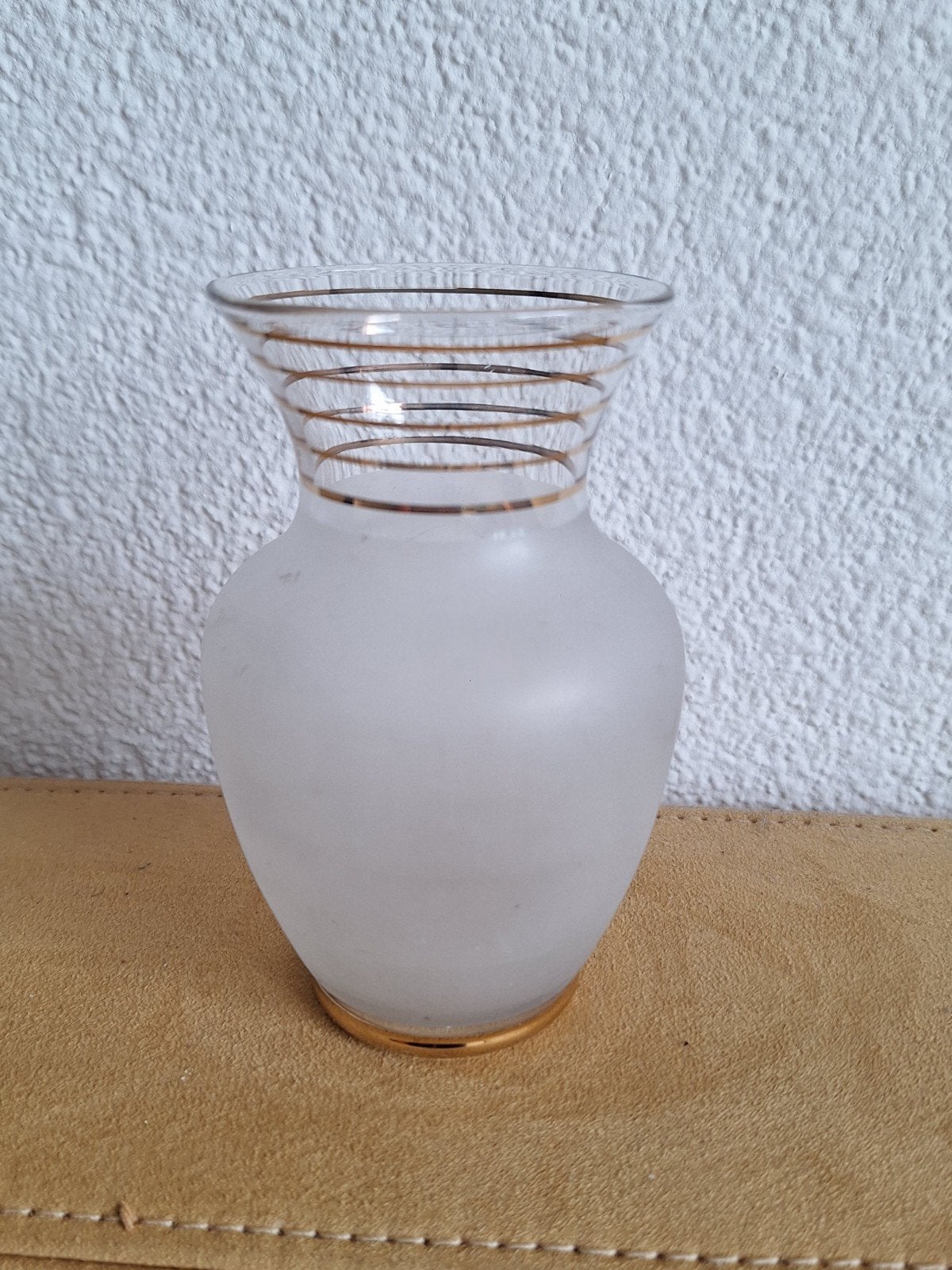 Mooie matte glazen vaas met gouden accenten, Ophalen