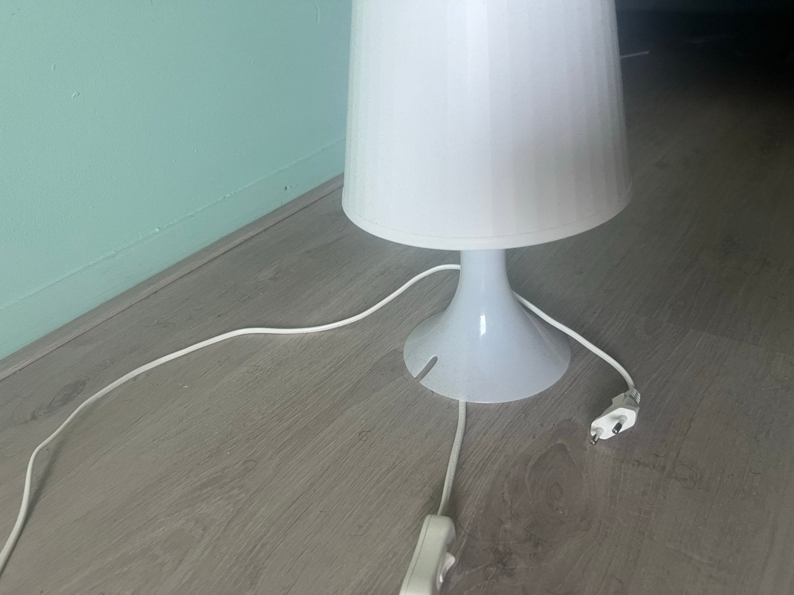 IKEA tafellamp + 19 houten kledinghangers, Wit, IKEA, Zo goed als nieuw, Ophalen