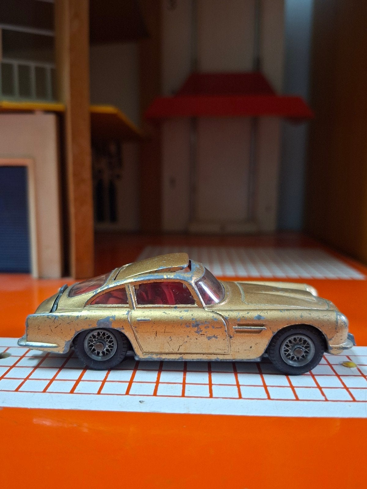 Corgi Toys James Bond Aston Martin DB5 - Mechanisme werkt, Hobby en Vrije tijd, Ophalen of Verzenden, Gebruikt, Auto, Corgi